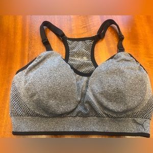 Super cute grey sports bra with soft molder cups - sz L